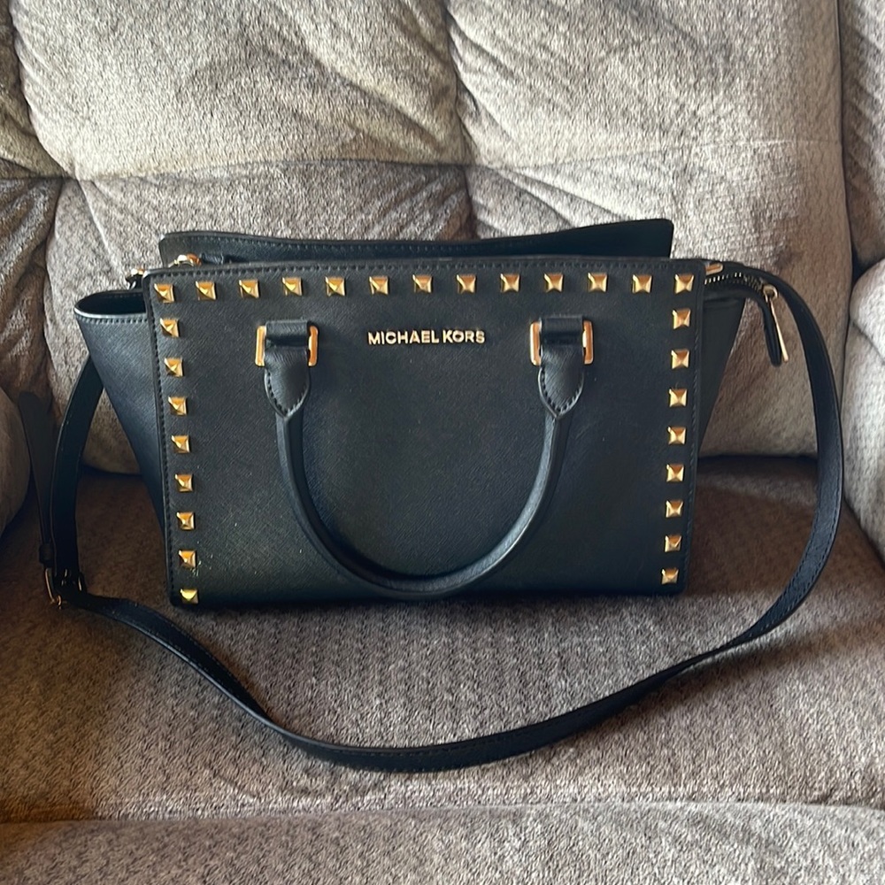 Michael Kors Selma Medium Studded Saffiano Leather
Satchel